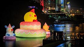 向月亮許願　全新地景藝術碧潭點燈（2）新北市政府延續去年和插畫家幾米的合作，今年在新店碧潭展示全新地景藝術裝置「向月亮許願」，28日點燈，市長侯友宜說，上面的月亮代表著溫暖，下面的蛋糕代表著許願。（新北市觀旅局提供）中央社記者沈佩瑤傳真　109年9月28日