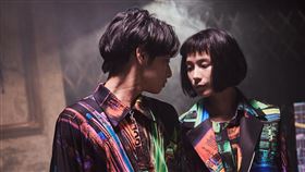 古又文以藝術為靈感　登上倫敦時裝週官方網站時裝設計師古又文品牌Johan Ku Gold Label，近日再度登上倫敦時裝週官方日程，他以時裝影片形式發表「畫家（The Painters）」系列服裝新作，透過切割墊、顏料罐、蠟筆等繪畫創作工具為創作靈感，創作與藝術工作相關的印花圖案，設計帶有當代藝術氛圍的服裝。（Johan Ku Gold Label提供）中央社記者鄭景雯傳真　109年9月29日