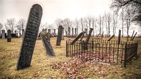 墓地,墓穴。(圖/Pixabay)