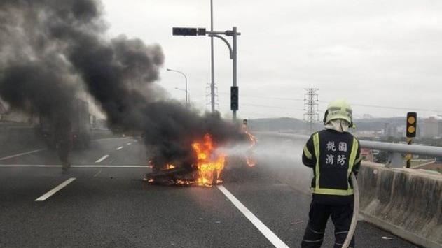 五楊高架火燒車　駕駛急跳車撿回一命