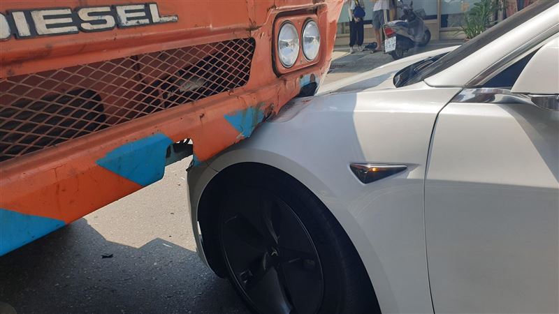 特斯拉迎戰大吊車！板金硬度實測曝光
