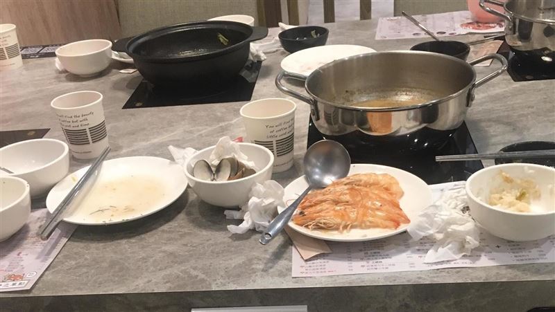 紅蝦煮好沒吃就結帳？她近看驚：神技