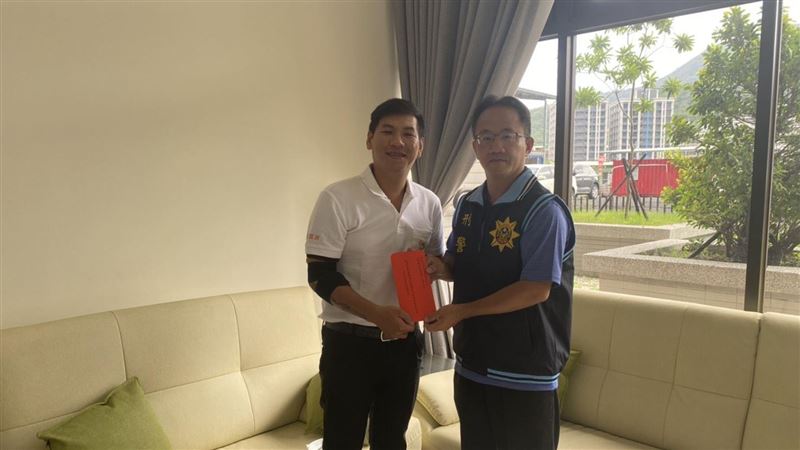 飛撲助警逮逃逸移工　熱血業務員受傷