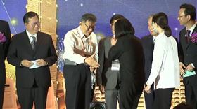 尷尬！柯文哲伸手想握手，蔡英文「拱手」讓他撲空了。