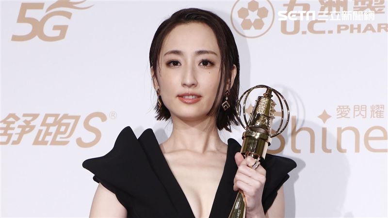 柯佳嬿封后放空　忘了謝坤達原因閃瞎