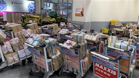 馬祖淡菜中秋熱銷　機場候機出貨馬祖淡菜（又稱為紫殼菜蛤或紫貽貝）近年來成為中秋烤肉的熱門食材，待出貨淡菜塞滿機場航廈，3日宅配量達9.05噸。　中央社記者邱筠攝　109年9月29日