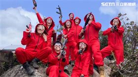 山友扮成《紙房子》反派角色攻頂鳶嘴山。（圖／Meica提供）