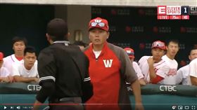 ▲中職二軍龍象冠軍戰，味全總教練葉君璋上場抗議。（圖／翻攝自Eleven Sports TAIWAN）