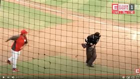 ▲中職二軍龍象冠軍戰，味全總教練葉君璋上場抗議扔碼表洩憤。（圖／翻攝自Eleven Sports TAIWAN）