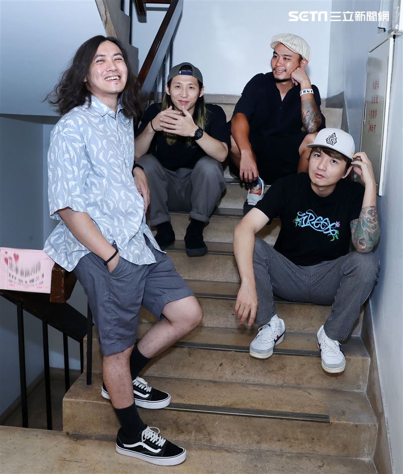 滅火器金曲專訪。（記者邱榮吉/攝影）