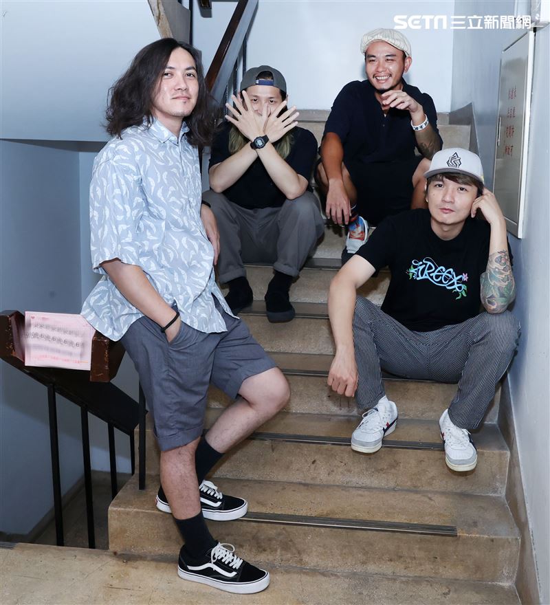 滅火器金曲專訪。（記者邱榮吉/攝影）