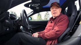 ▲挪威78歲老人開麥拉倫超跑當代步工具（圖／翻攝自TV 2 Youtube）