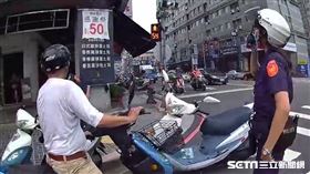 加完油忘記老婆沒上車騎走，妻傻眼奔派出所：我被丟包了／翻攝畫面