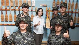 民進黨：保家衛國不分性別，為優秀的女性國軍加油打氣（圖／翻攝臉書）