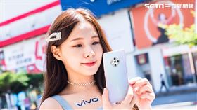 vivo 推出一系列新機搶攻市場，左為5G美型機X50e、右為主打大電量的Y20。（圖／vivo提供）