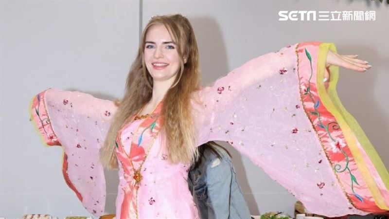 徐乃麟準媳婦曝光　俄羅斯正妹穿古裝