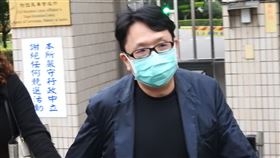 樂陞案許金龍出監（1）樂陞前董事長許金龍被控證券詐欺等罪，法院日前裁准他以新台幣2億元具保停押，他的家人11日到法院辦保付款後，許金龍從台北看守所離開，面對媒體提問不發一語。中央社記者王鴻國攝　108年3月11日