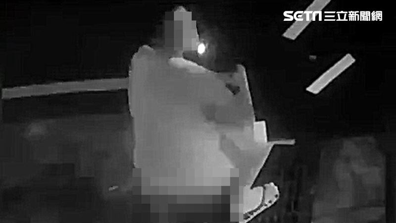 水溝蓋成蹲式馬桶　噁男拉屎店家氣炸