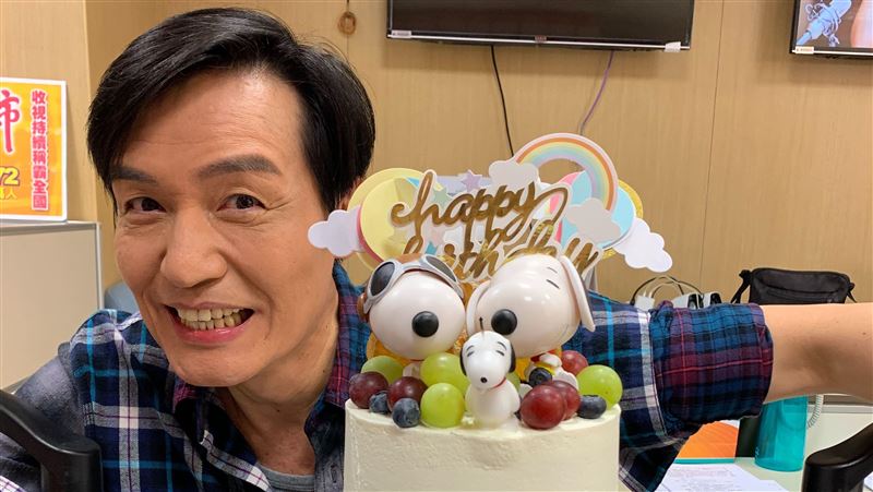 霍正奇過54歲生日　老婆送驚喜蛋糕