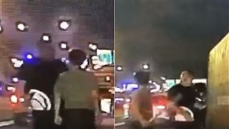 國道糾紛！63秒霸氣搏鬥萬人笑翻