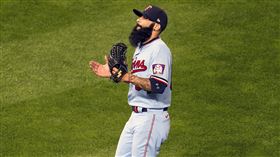 ▲雙城第5任投手羅莫（Sergio Romo）失手，雙城苦吞季後賽17連敗。（圖／美聯社／達志影像）