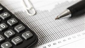 康友-KY驚爆掏空疑雲，且涉嫌財報不實，金管會29日公布調閱原委任簽證會計師工作底稿結果，處分勤業眾信會計師施景彬、江明南停止辦理簽證業務2年。記帳,計算機,理財,開支,開銷,花費（示意圖／圖取自Pixabay圖庫）