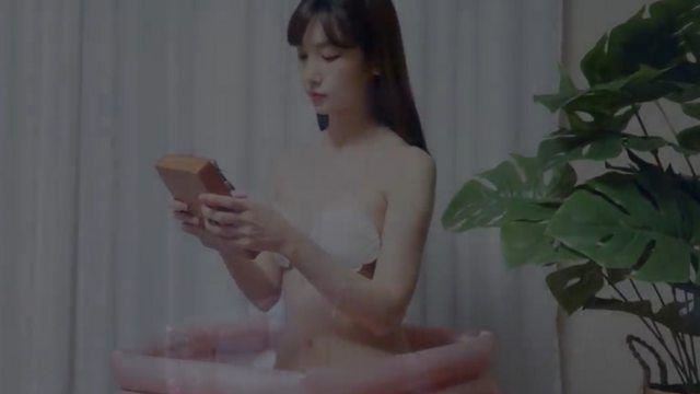 鋼琴網紅　她豁出去全身僅2片貝殼…