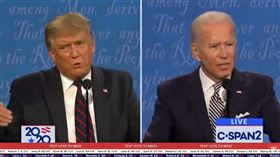 2020年美國總統大選首場辯論29日登場，不到20分鐘即煙硝味十足，總統川普猛（左）毫不客氣要競爭對手拜登（右）閉嘴。（圖取自PBS NewsHour YouTube頻道網頁youtube.com）