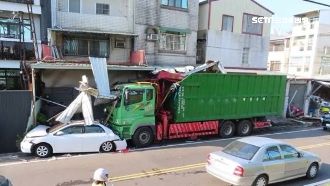 疑飲料罐卡剎車踏板　貨車直撞進民宅