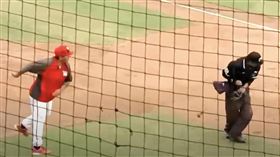 ▲中職二軍龍象冠軍戰，味全總教練葉君璋上場抗議扔碼表洩憤。（圖／翻攝自Eleven Sports TAIWAN）