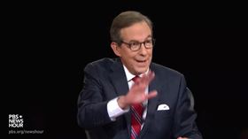 2020年美國總統大選首場辯論會儼然成為插嘴大會，主持人華勒斯（圖）也沒轍，拉大嗓門要兩位候選人都「別再說了」。（圖取自PBS NewsHour YouTube頻道網頁youtube.com）