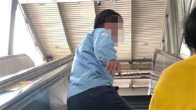 北市女網友在捷運站拍下偷拍狼的身影。（圖／翻攝自《爆料公社》）