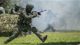 蔡英文、國軍、國防部、阿兵哥、軍人、槍、陸軍（總統府提供）