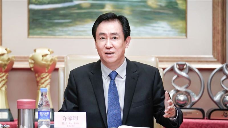 中國恆大創辦人許家印當庭認罪,承認詐騙、挪用資金等刑事罪名,延燒多年的債務風暴也終於進入清算階段。(圖/翻攝自百度百科)