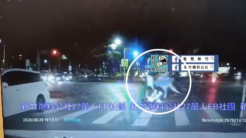 街頭考照？這次換雙載撞機車倒立…