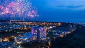 「台南大員皇冠假日酒店」應景於國慶日當晚舉辦「露天開趴Go」，讓旅客在露天觀景花園邊看國慶煙火邊享受美食，度過一個難忘的夜晚。（圖／Expedia提供）