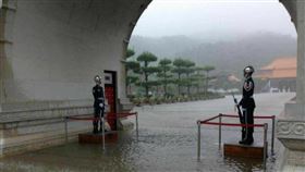 忠烈祠,淹水,衛兵,站哨,崗位
圖／翻攝自臉書爆料公社