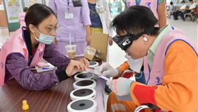 先學當失智者才能當照顧者，實境體驗德曼莎超有感(圖／臺中醫院提供)