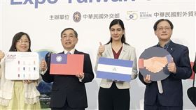 台灣與尼加拉瓜舉辦產品發表會貿協30日舉辦2020年尼加拉瓜台灣產品發表會，尼加拉瓜駐台公使李蜜娜（右2）、外交部國際合作及經濟事務司副司長邱陳煜（左2）、貿協副秘書長王熙蒙（右）出席。中央社記者梁珮綺攝　109年9月30日