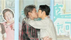 我的婆婆怎麼那麼可愛,許孟哲,張書偉,男男熱吻。圖／公共電視提供