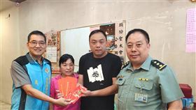 國防部與苗縣榮服處慰訪黑鷹殉職侍從官家屬黑鷹直升機失事因公殉職的苗栗子弟、空軍中校侍從官黃聖航9月入祀忠烈祠，苗栗縣榮民服務處長徐偉光（左）在中秋節前夕，與國防部副參謀總長兼執行官徐衍璞（右）前往慰問關懷家屬。（苗栗縣榮民服務處提供）中央社記者管瑞平傳真　109年9月30日