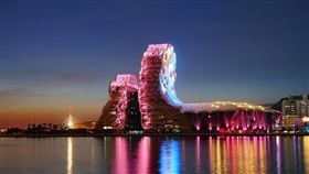 ▲預計明年開幕的高雄流行音樂中心，音浪塔試點燈是此行高潮。（圖／高雄漢來大飯店提供；攝影:簡錦芳）
