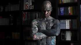 幼教老師希爾文全身刺青，眼球也染色。（圖／翻攝自FreakyHoody臉書） 