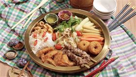 來自泰國的「Somtum Der」（頌丹樂）泰式料理，台灣首店於中秋連假第一天開張，地點選定於微風台北車站二樓。（圖／「Somtum Der」提供）