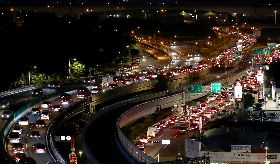 中秋連假前夕　國道車潮湧現（2）