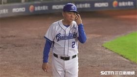 ▲富邦悍將總教練洪一中不滿一壘審誤判，動用重播輔助判決。（圖／記者劉彥池攝影）