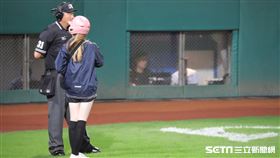 ▲富邦悍將總教練洪一中不滿一壘審誤判，動用重播輔助判決。（圖／記者劉彥池攝影）