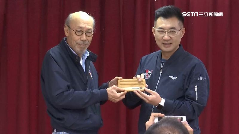 馮淬帆（左）曾期盼，江啟臣（右）能帶領國民黨徹底改革。（圖／資料照）