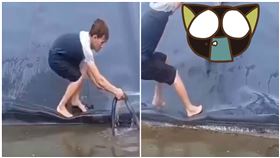 男救溺水小蛇…下秒巨獸撲來（圖／翻攝自推特）