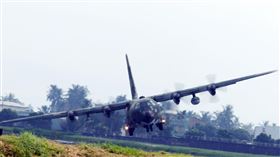 空軍第六混合聯隊第十空運大隊第102中隊，榮獲「109年度國軍模範團體」C-130H、編隊起飛、實施超高難度500呎衝場、100呎高速衝場後最大性能爬升、60度小轉彎、低空重飛、正常航線連續起飛、莫比烏斯帶式連續起飛、高進場短場落地、慢飛、轉彎中戰術落地。（記者邱榮吉/攝影）